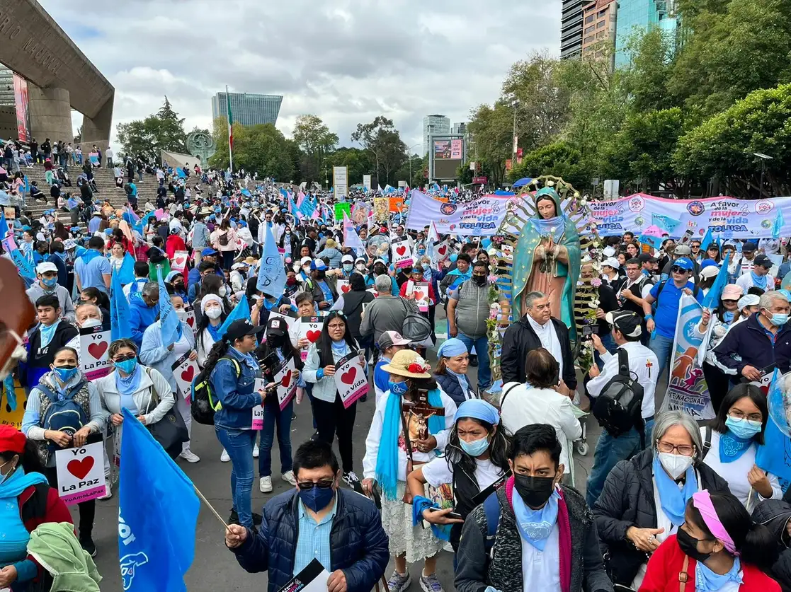 Ciudadanos participan en la segunda Marcha Nacional a favor de la mujer, de la vida y por la paz, cuya recorrido será por Paseo de la Reforma, desde el Auditorio Nacional hacia el Ángel de la Independencia, en la Ciudad de México, el 9 de octubre de 2022. Foto Luis Castillo