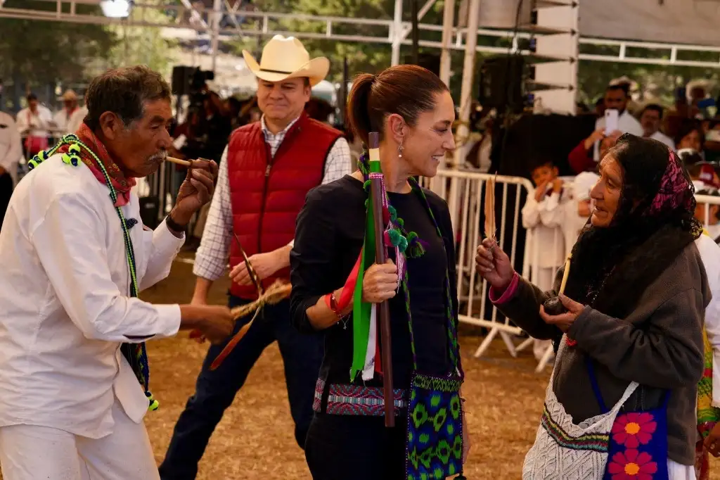 La presidenta, quien antes del acto protocolario participó en una ceremonia tradicional en la que le fue entregado un bastón de mando, resaltó la relevancia de la justicia social como un pilar fundamental del país. Foto Presidencia.
