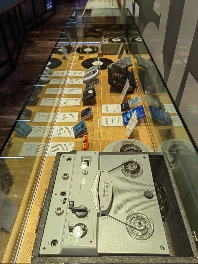 El Museo de la Radio del STC Metro cuenta con una gran variedad de cintas de casete y diversos modelos de los primeros radios  comercializados. Foto Tomada de X @MetroCDMX
