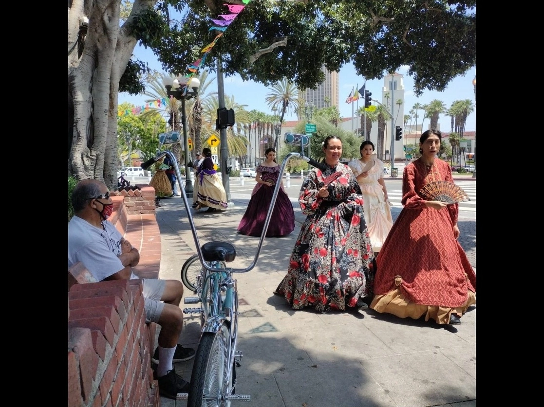 Ataviadas con vestidos antiguos, integrantes del ballet folclórico Flor de Mayo invitaron a asistir a la función de teatro musical de El Cinco Mayo: ‘An American Tradition’ en LA Plaza, en Los Ángeles, California. Foto tomada del siito de https://www.facebook.com/LAPlazaLA
