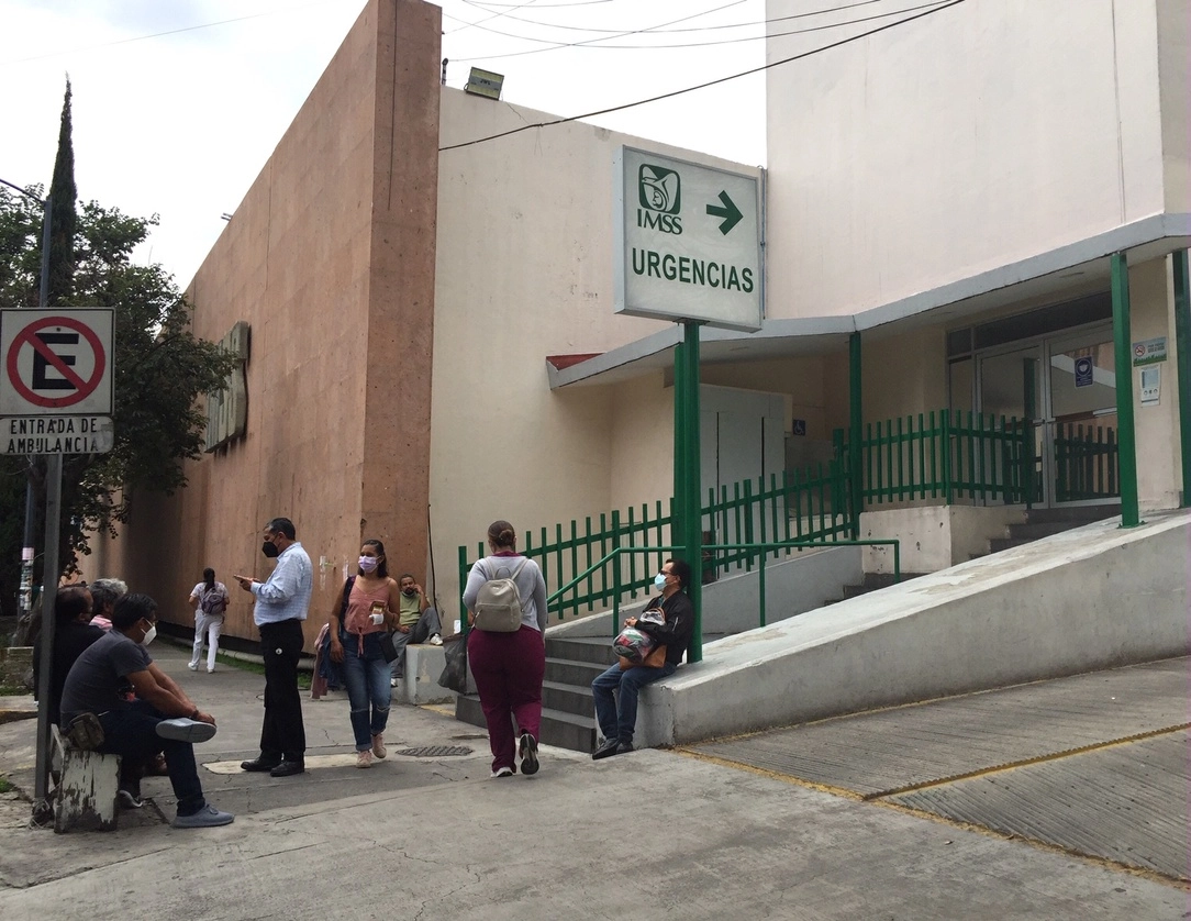 Familiares de pacientes atendidos en el Hospital General de Zona 1A "Venados", del Instituto Mexicano del Seguro Social, en la Ciudad de México. Foto Guillermo Sologuren / Archivo