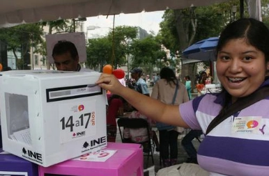 En imagen de archivo consulta infantil y juvenil organizada por el INE. Foto La Jornada