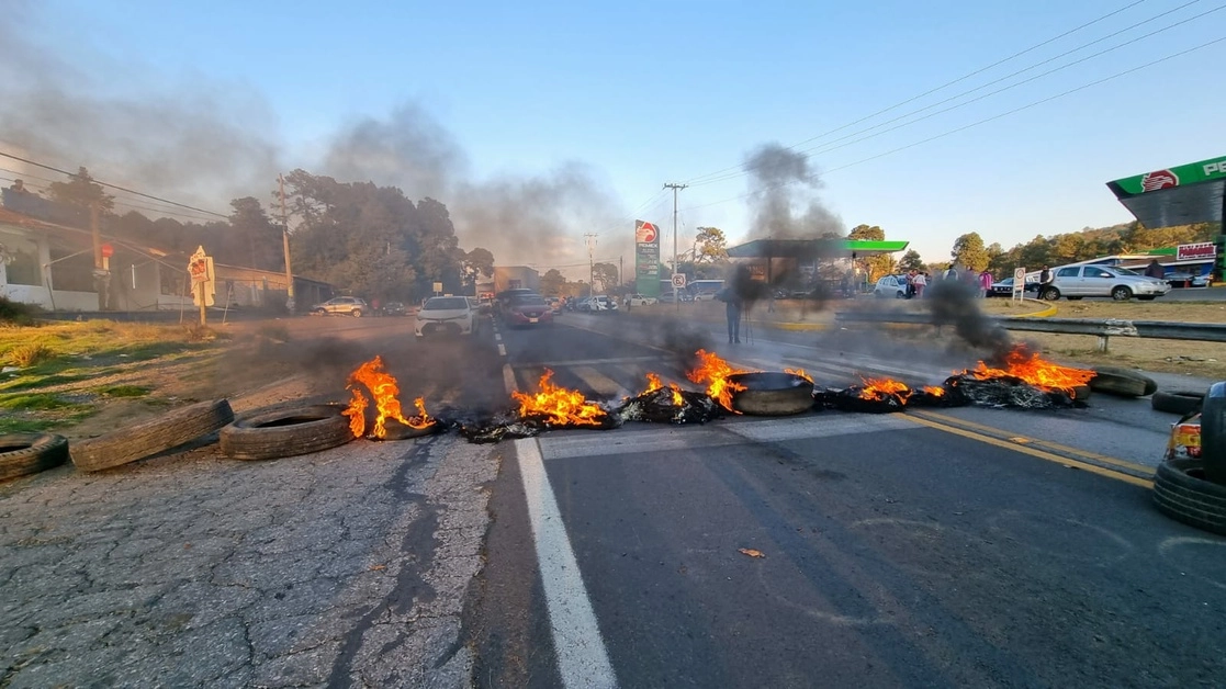 El conflicto por la tala ilegal en los límites de la Ciudad de México y el estado de Morelos se recrudeció el pasado viernes, cuando pobladores del municipio de Huitzilac, en la entidad vecina, cerraron la carretera México-Cuernavaca en demanda de la presentación de tres de sus habitantes que habían sido detenidos por la Guardia Nacional. Foto ‘La Jornada’