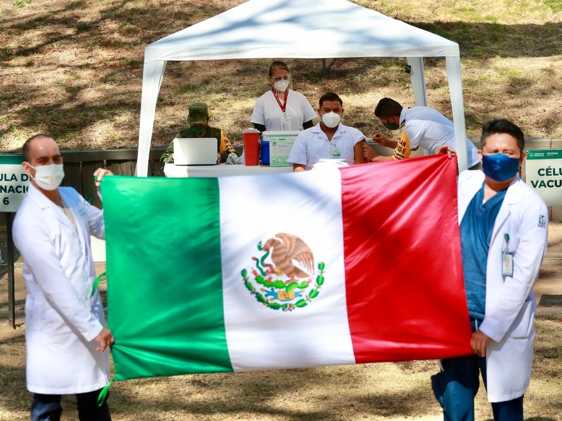 Médicos y enfermeras que participan en la Operación Chapultepec recibieron tres mil 900 vacunas contra el Covid-19, en la segunda jornada de la campaña de inoculación. En la imagen de ayer, la acción en el Heroico Colegio Militar. Foto Luis Castillo