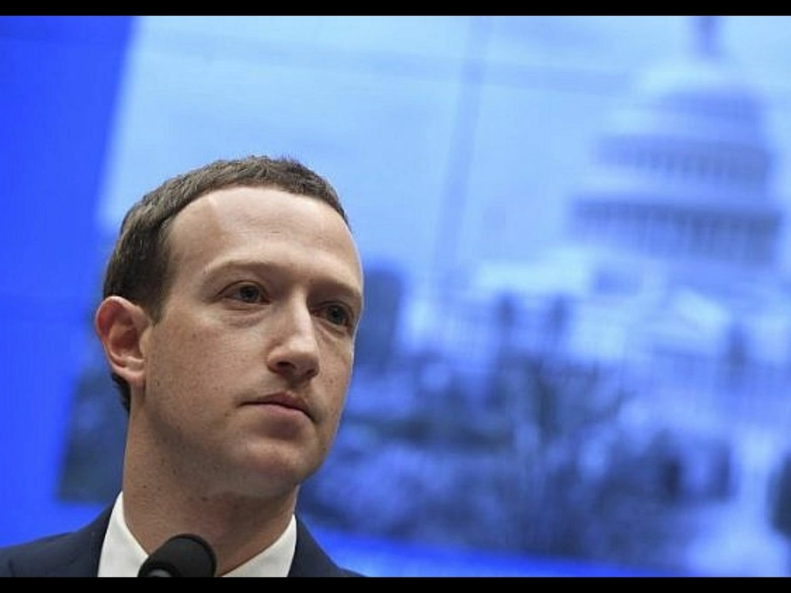 El fundador de Facebook, Mark Zuckerberg, y su esposa, Priscilla Chan, donarán cien millones de dólares adicionales para las elecciones en Estados Unidos. Foto AFP / Archivo