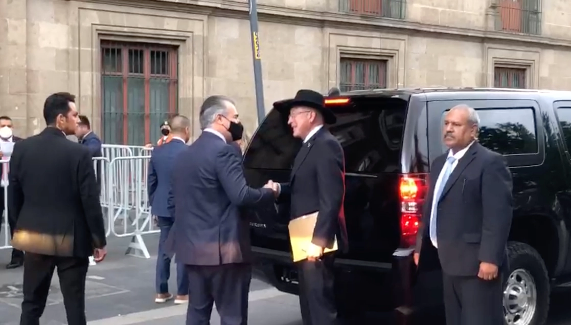 Francisco Cervantes Díaz, presidente del Consejo Coordinador Empresarial (CCE), y Ken Salazar, embajador de EU en México, a su llegada a Palacio Nacional para la reunión que sostendrán con el presidente Andrés Manuel López Obrador. Foto Emir Olivares
