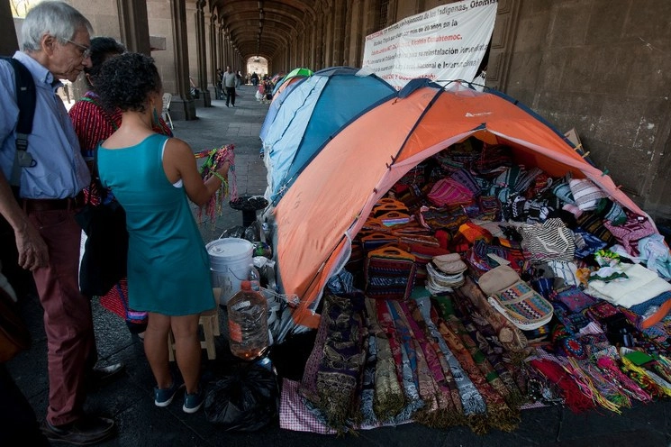 Reducir el comercio informal es uno de los retos que debe atender la iniciativa privada. Foto Cristina Rodríguez/Archivo

