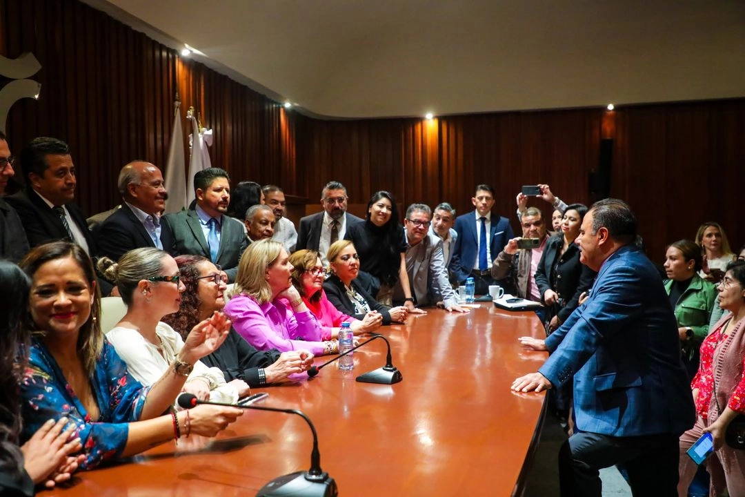Legisladoras, el presidente de Concamin, Alejandro Malagón y representantes del Inea durante la firma del convenio. Foto