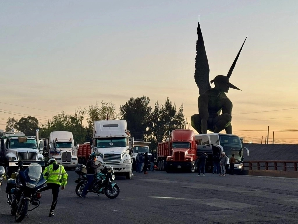 Transportistas bloquearon dos de los principales accesos a la CDMX argumentando falta de pago por sus servicios por las obras del Tren Maya. Foto 'La Jornada'