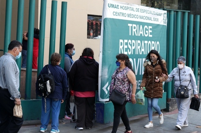 Personas a las afueras del Centro Médico Siglo XXI este 22 de diciembre de 2020. Foto Roberto García