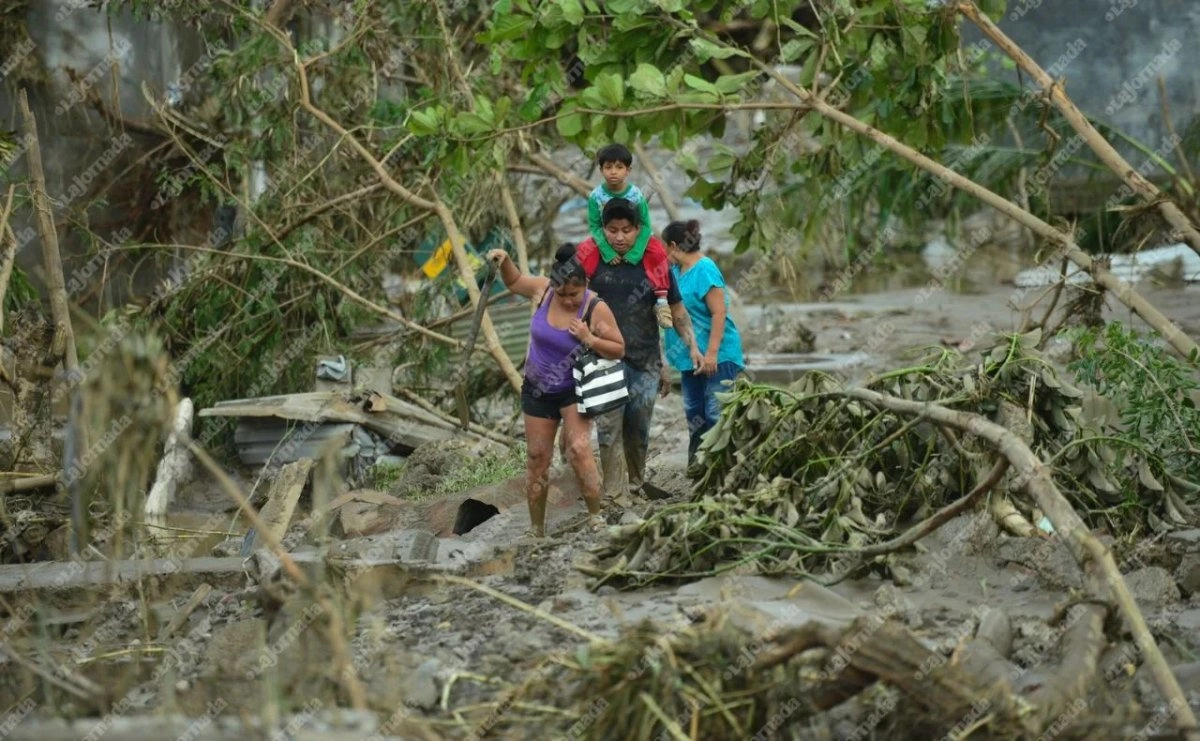 En Poza Rica, Veracruz, las familias de las colonias Morelos y Las Granjas Parte Alta regresaron a sus viviendas para recuperar sus pertenencias entre lodo que dejaron las inundaciones, el 11 de octubre de 2025. Foto