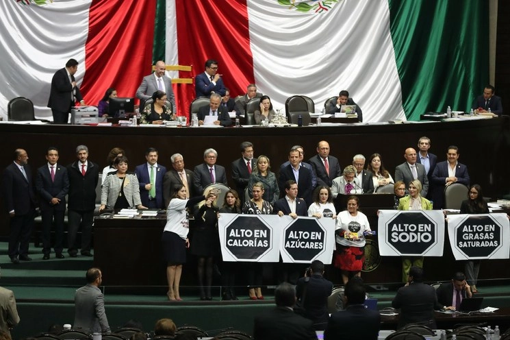 Diputados a favor de aprobar el nuevo etiquetado en alimentos y bebidas, en octubre de 2019. Foto José Antonio López
