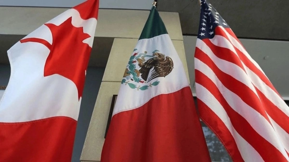 El líder de los industriales comentó que la incertidumbre aún sigue, pues la prórroga para aplicar aranceles de 30 por ciento a importaciones mexicanas en Estados Unidos concluye el 31 de octubre.  No obstante, resaltó que México está mejor respecto a otras naciones que también tienen aranceles. Foto