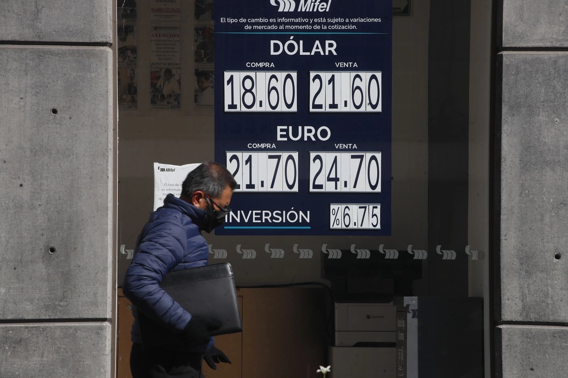 El peso se apreció 0.52 por ciento frente al dolar en la penúltima sesión de la semana. Foto Cristina Rodríguez / Archivo