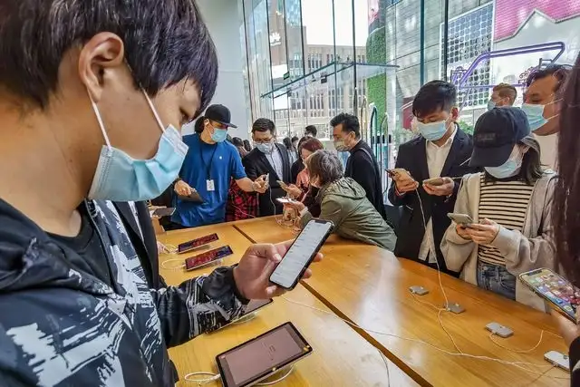 Los iPhone 12 en una tienda Apple en Shanghái, China. Foto STR / Afp / China OUT