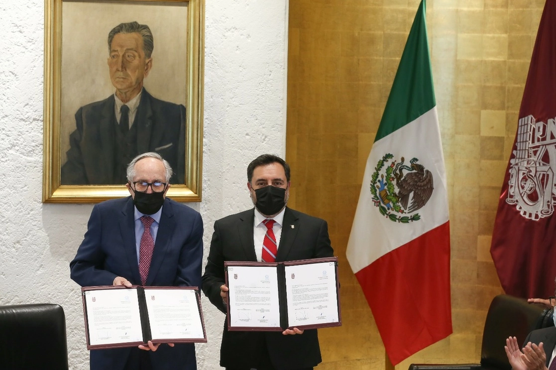 El director del INCMNSZ, David Kershenobich Stalnikowitz, y el titular del IPN, Arturo Reyes, durante la firma del convenio general de colaboración para la implementación de la terapia celular en leucemias y linfomas, como un tratamiento más eficiente contra el cáncer, el 3 de junio de 2022. Foto tomada del Twitter de @IPN_MX
