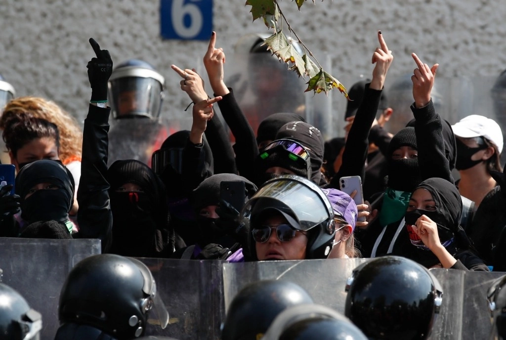 Durante el encapsulamiento de las mujeres. Foto Víctor Camacho/ La Jornada