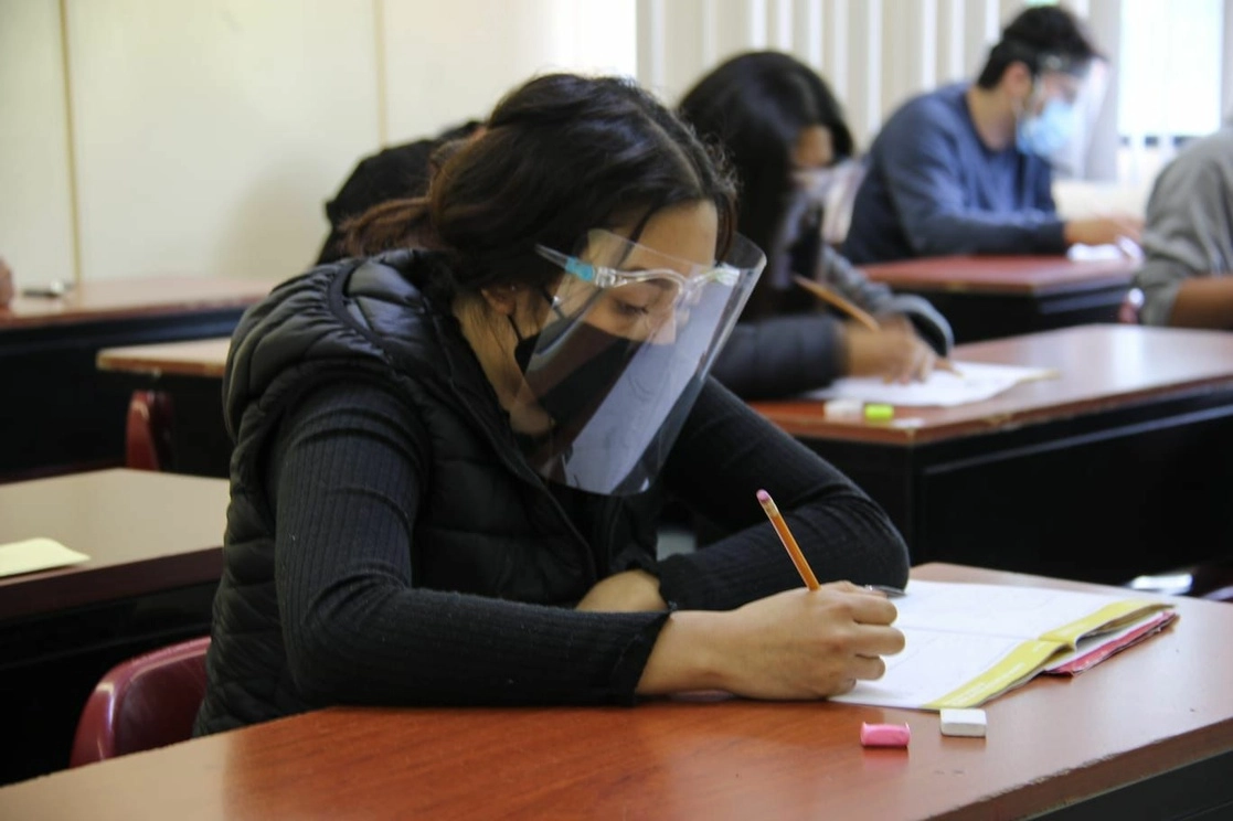 Una joven durante el examen de admisión al Instituto Politécnico Nacional. Foto IPN