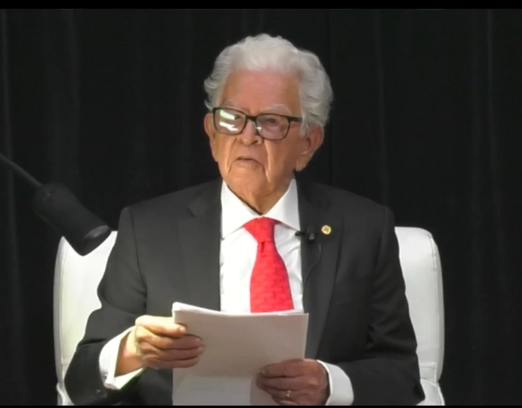 El doctor Héctor Mayagoitia Domínguez durante su homenaje. Fotograma tomado del video publicado en la página de Facebook Polivirtual-DEV 