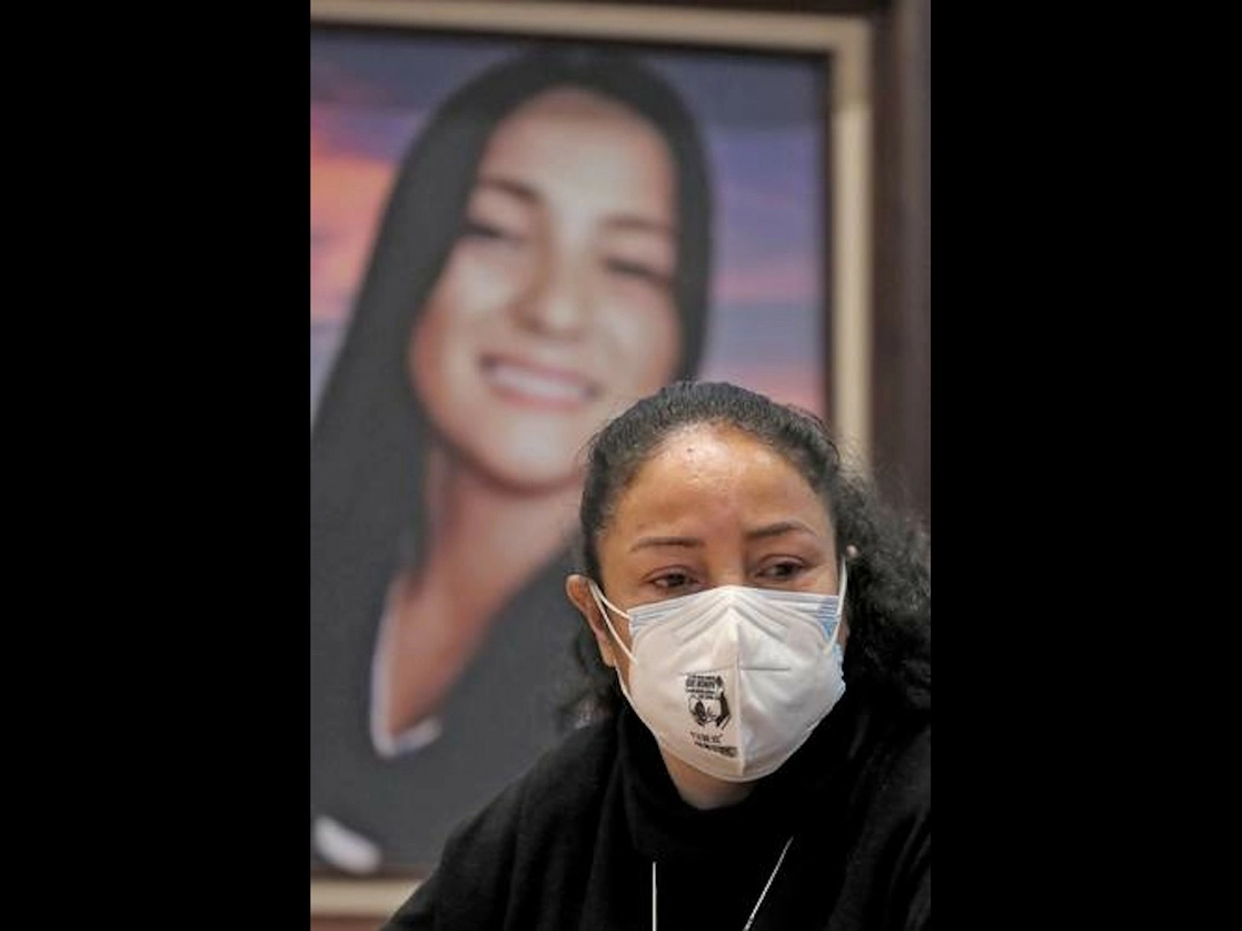 Yesenia Zamudio, madre de la víctima de feminicidio, estuvo en el acto que se realizó ayer en la Dirección General del instituto, el cual, pese a contar con un protocolo, no ha podido dar seguimiento de los presuntos responsables. Foto Roberto García Ortiz

