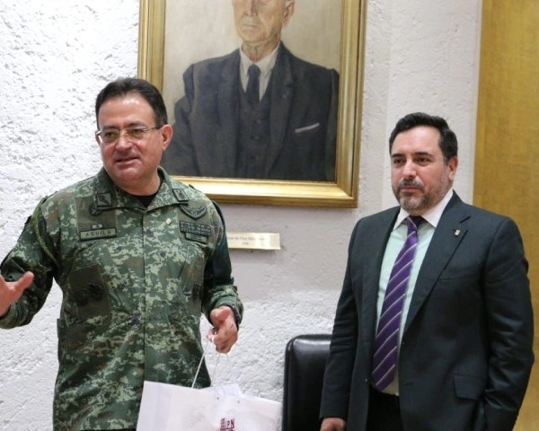El director general del IPN, Arturo Reyes Sandoval (der) junto con el General de Brigada Intendente Diplomado de Estado Mayor de la Sedena, Oscar David Lozano Águila, director de la  empresa de participación estatal mayoritaria Tren Maya, SA de CV (izq). Foto IPN