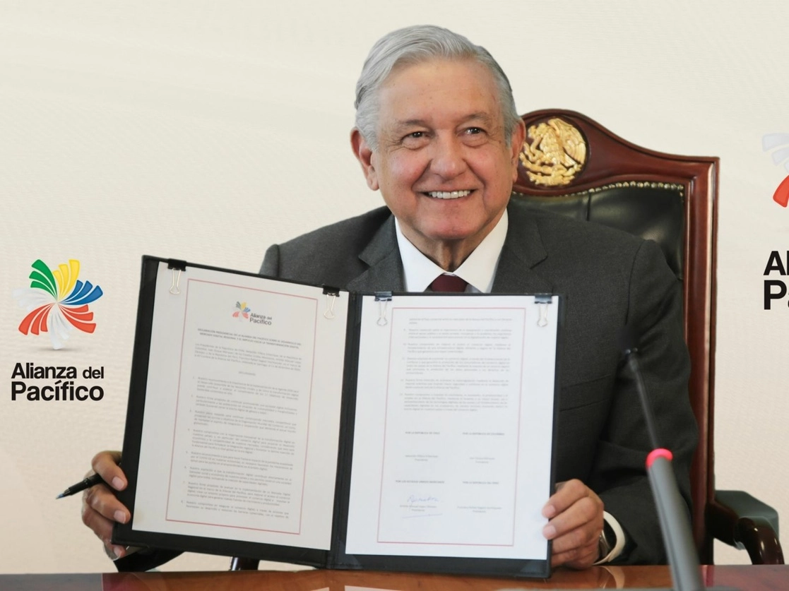 Durante la XV Cumbre de la Alianza del Pacífico, el presidente Andrés Manuel López Obrador y sus homólogos de Chile, Perú y Colombia firmaron tres declaraciones sobre el desarrollo del mercado digital, sobre igualdad de género y de Santiago. Foto tomada del Twitter de @lopezobrador_ 
