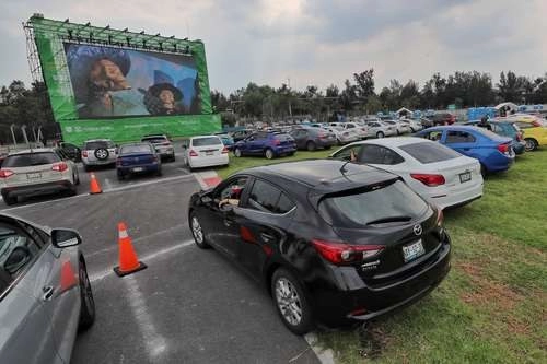  Asistentes al autocinema Mixiuhca para ver la cinta El club de los insomnes, como parte de la iniciativa del Gobierno de la Ciudad de México para reactivar las actividades culturales dentro de la nueva normalidad por la pandemia. Foto Marco Peláez