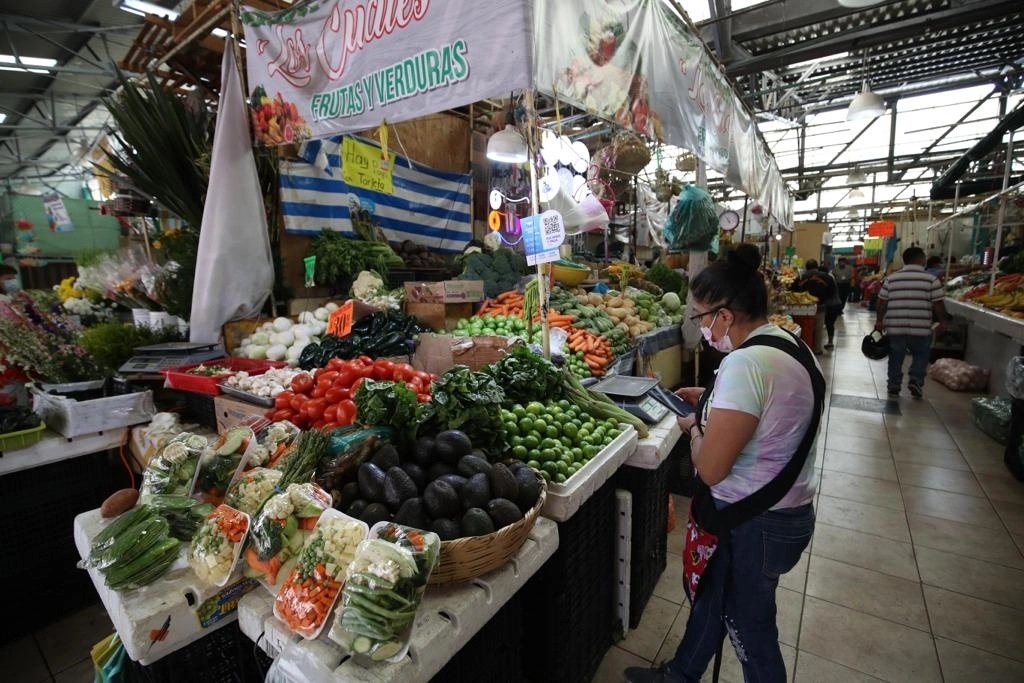 Ciudadanos realizan sus compras en el mercado Dalia, ubicado en Santa María a Ribera en la alcaldía Cuauhtémoc, el 5 de mayo de 2022. Foto Yazmín Ortega Cortés