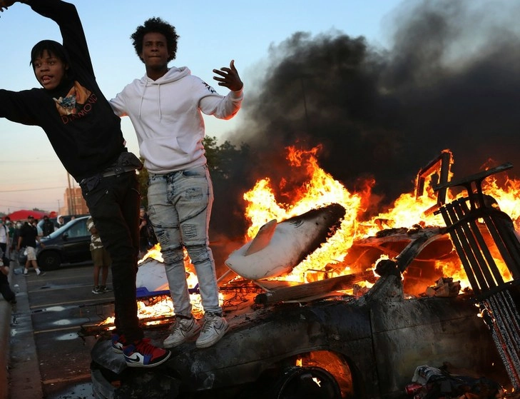Manifestantes en calles de 	Minneapolis. Foto Ap