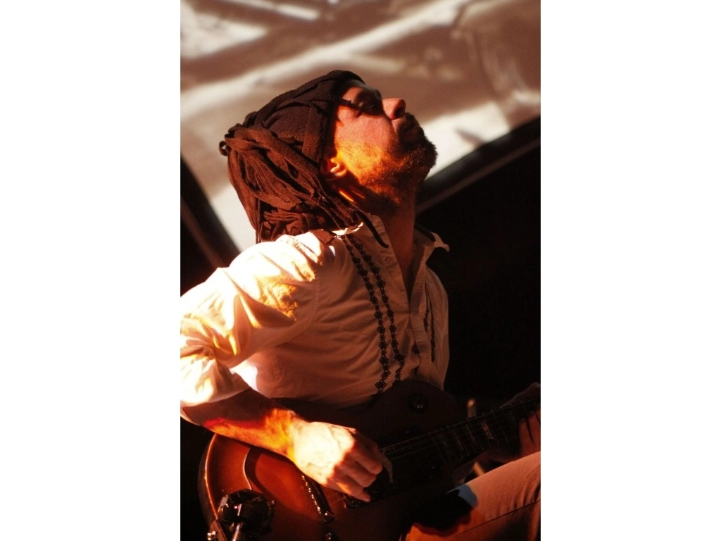 El inquieto guitarrista Alejandro Otaola estrenó ayer en plataformas su décimo material discográfico como solista, con la banda sonora de la película 'Desaparecer por completo', material por el cual fue nominado al premio Ariel. Foto cortesía del Centro Cultural de España