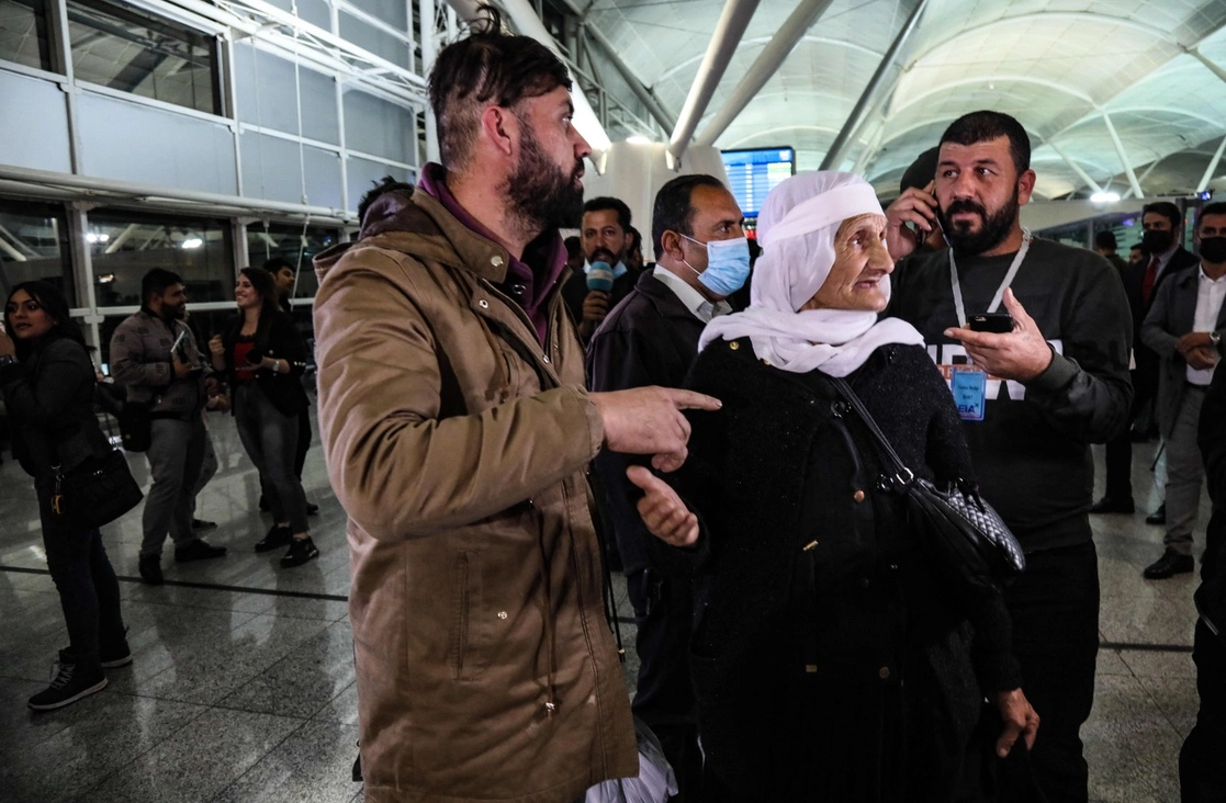 Migrantes iraquíes fueron repatriados en un vuelo desde Bielorrusia. La imagen, en el aeropuerto de Arbil, el 18 de noviembre de 2021. Foto Afp 