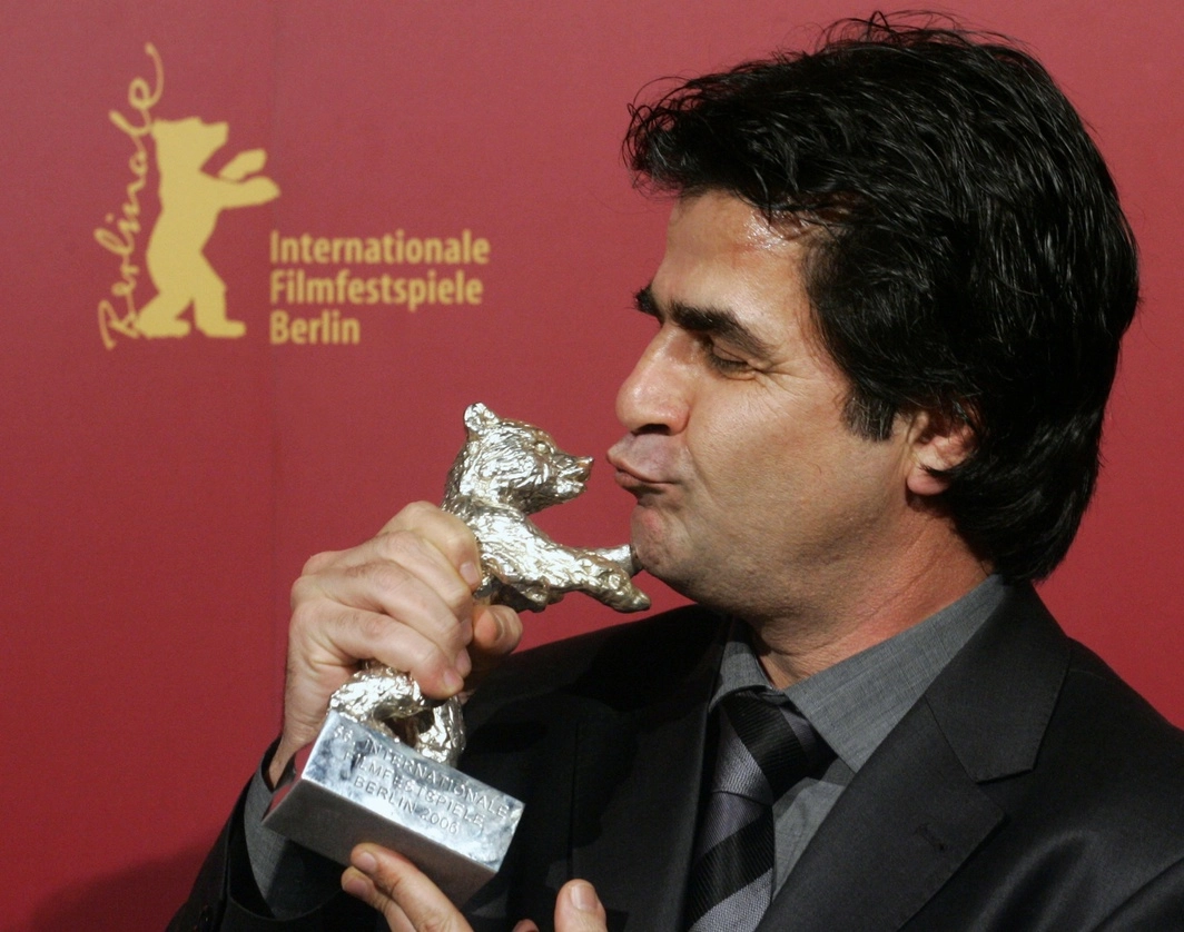 El director iraní Jafar Panahi, quien fue detenido la semana pasada, posa con el Oso de Plata, que obtuvo en la 56ª edición del Festival Internacional de Cine Berlinale en Berlín, Alemania, el 18 de febrero de 2006. Foto Ap