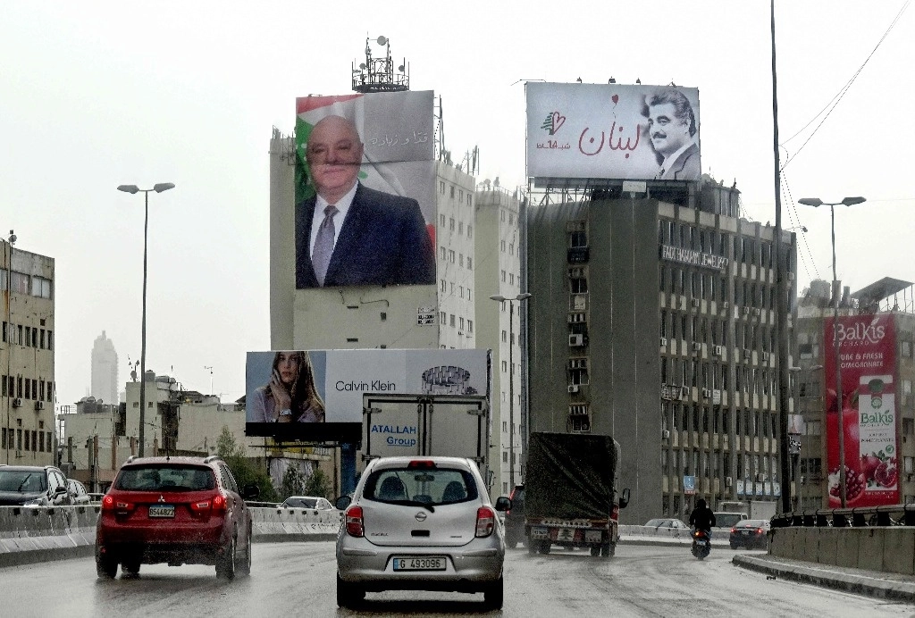 Anuncios publicitarias con retratos del presidente del Líbano, Joseph Aoun (izq.), y del primer ministro asesinado, Rafiq Hariri, en Beirut, Líbano, el 13 de febrero de 2025. Foto Afp