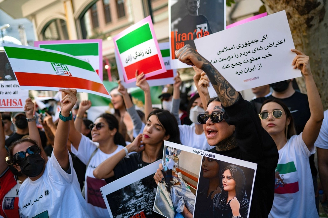 Mujeres protestan hoy frente a la embajada iraní en Turquía, en contra del asesinato de la joven Mahsa Amini, a manos de la policía de la moral de Irán. Foto Afp