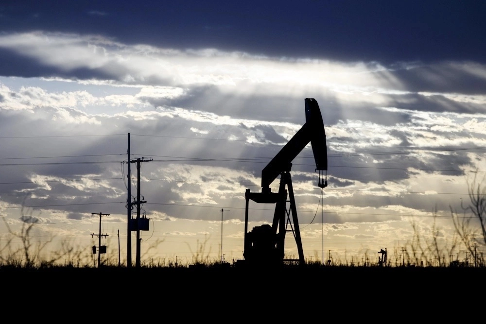 Según el Ministerio de Petróleo, Irán “confiará en la experiencia nacional” para impulsar la producción en sus yacimientos, incluido el de Azadegan, en la provincia de Juzestán, fronteriza con Irak. Foto Ap/ Archivo 