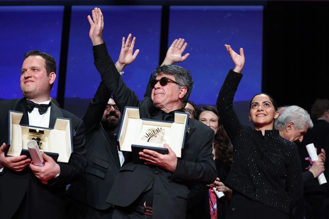El director, guionista y productor iraní Jafar Panahi (centro) celebra en el escenario al final de la ceremonia de clausura de la 78 edición del Festival de Cine de Cannes, Francia, el 24 de mayo de 2025. Foto

