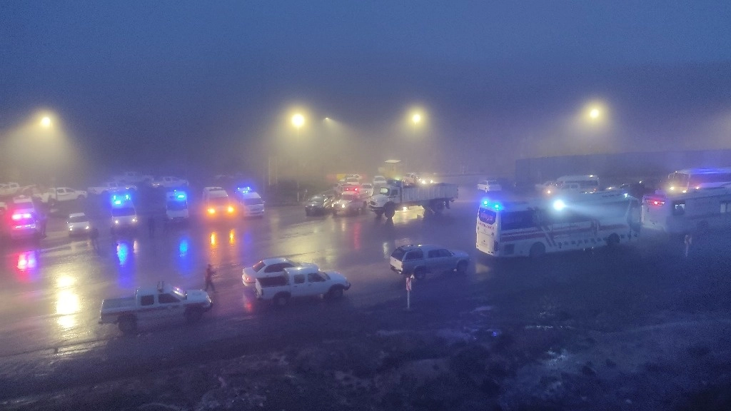 Los rescatistas se reúnen antes de dirigirse hacia el lugar del "accidente" que involucró a un helicóptero en el convoy del presidente de Irán en la región de Jolfa, en la provincia occidental de Azerbaiyán Oriental. Foto Afp