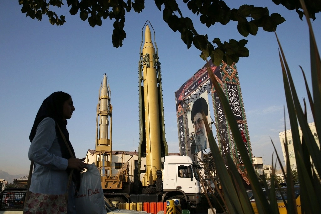 Un misil Ghadr-H (centro), un misil tierra-tierra Sejjil de combustible sólido y un retrato del líder supremo, el ayatolá Ali Khamenei, se exhiben con motivo de la Semana de la Defensa anual en la plaza Baharestan en Teherán, Irán, el 24 de septiembre de 2017. Foto Ap
