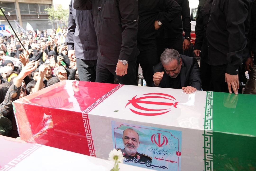 El ministro de Asuntos Exteriores iraní, Abbas Araghchi, de luto junto al ataúd del comandante de la Guardia Revolucionaria iraní, Hossein Salami, quien murió durante los ataques israelíes el primer día de la guerra, durante un funeral de estado en la plaza Enghelab (Revolución) de la capital, Teherán, el 28 de junio de 2025. 