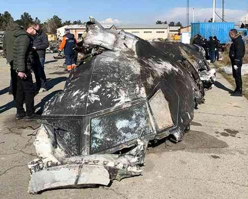 Expertos de Ucrania analizan los restos del avión Boeing 737 que se estrelló el miércoles pasado después de despegar del aeropuerto de Teherán con 176 pasajeros a bordo. Foto Afp