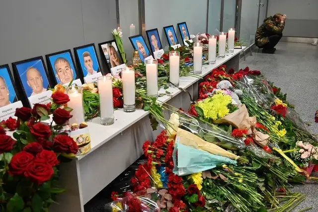 Memorial a las víctimas del accidente del Boeing 737 que se presuntamente fue derribado por un misil. Foto Afp