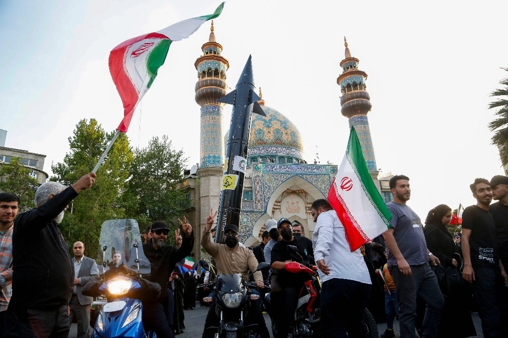 Iraníes celebran el lanzamiento de misiles y drones contra Israel, en la Plaza palestina de Teherán, este lunes. Foto Afp 