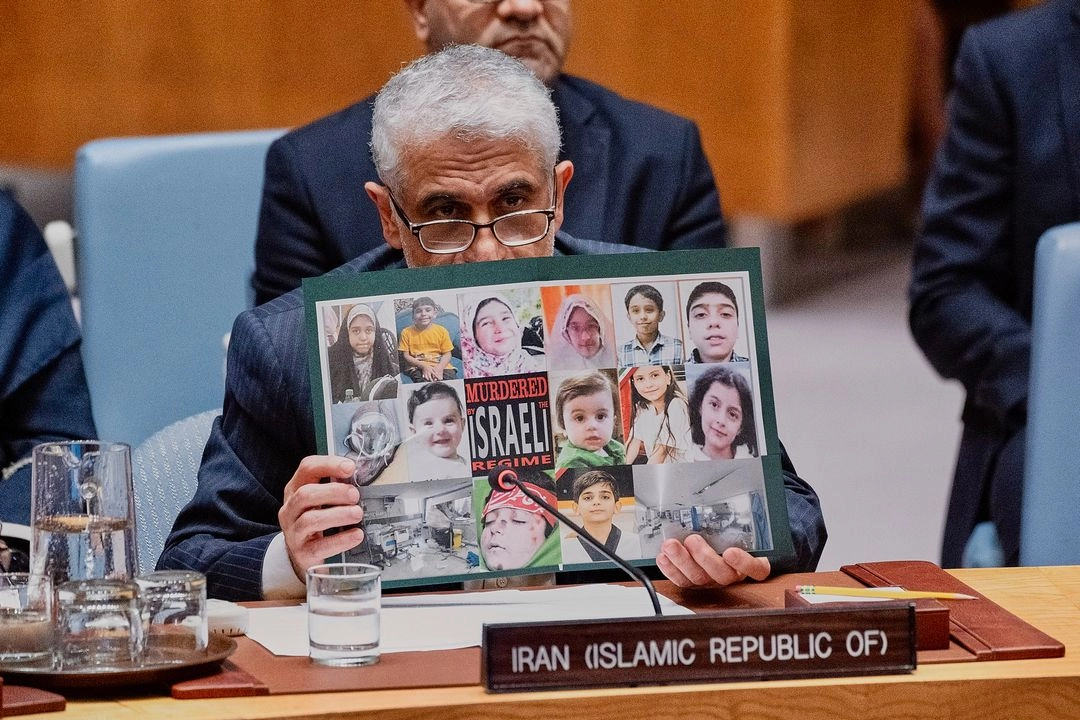 El embajador de Irán ante la ONU, Amir Saeid Iravani, muestra fotografías de niños víctimas de la guerra al  dirigirse a una reunión del Consejo de Seguridad de las Naciones Unidas, el 20 de junio de 2025.