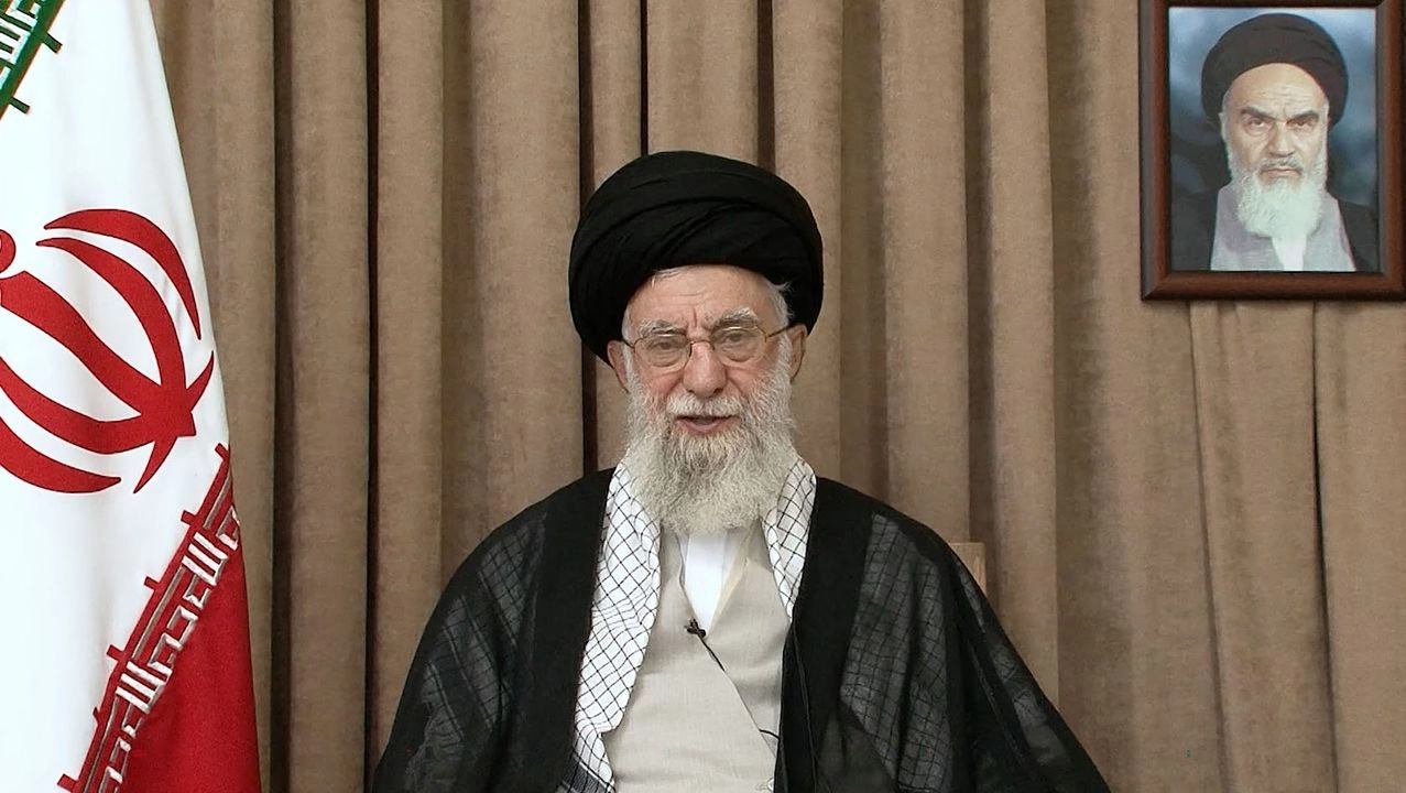 El ayatollah iraní celebró ayer su victoria en la guerra iniciada por Israel, amenazó con atacar más bases de Estados Unidos si su país vuelve a ser bombardeado por Washington y dijo que Donald Trump "exageró" el alcance de los daños a sus instalaciones nucleares. 