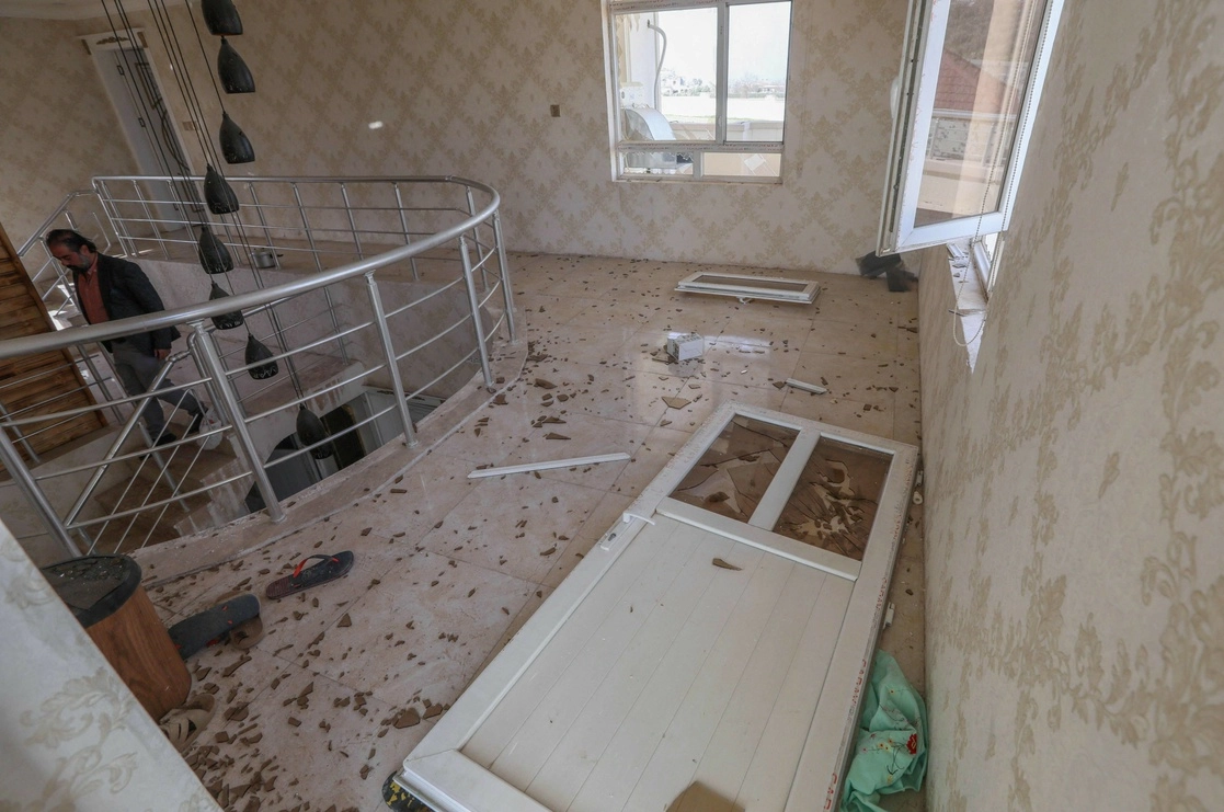 El ataque a la región de Erbil, en el Kurdistán iraquí dejó múltiples daños materiales y dos heridos. Foto Afp