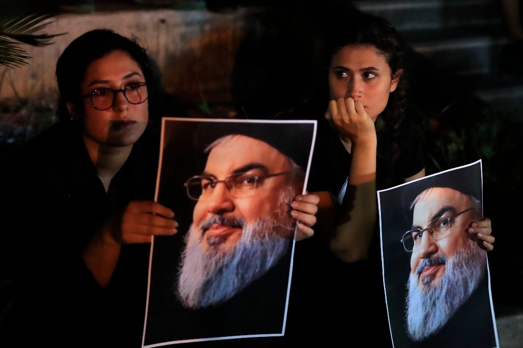 Mujeres palestinas y libanesas sostienen pancartas con el rostro de Hassan Nasrallah, quien fuera secretario general de Hezbollah. Foto Ap