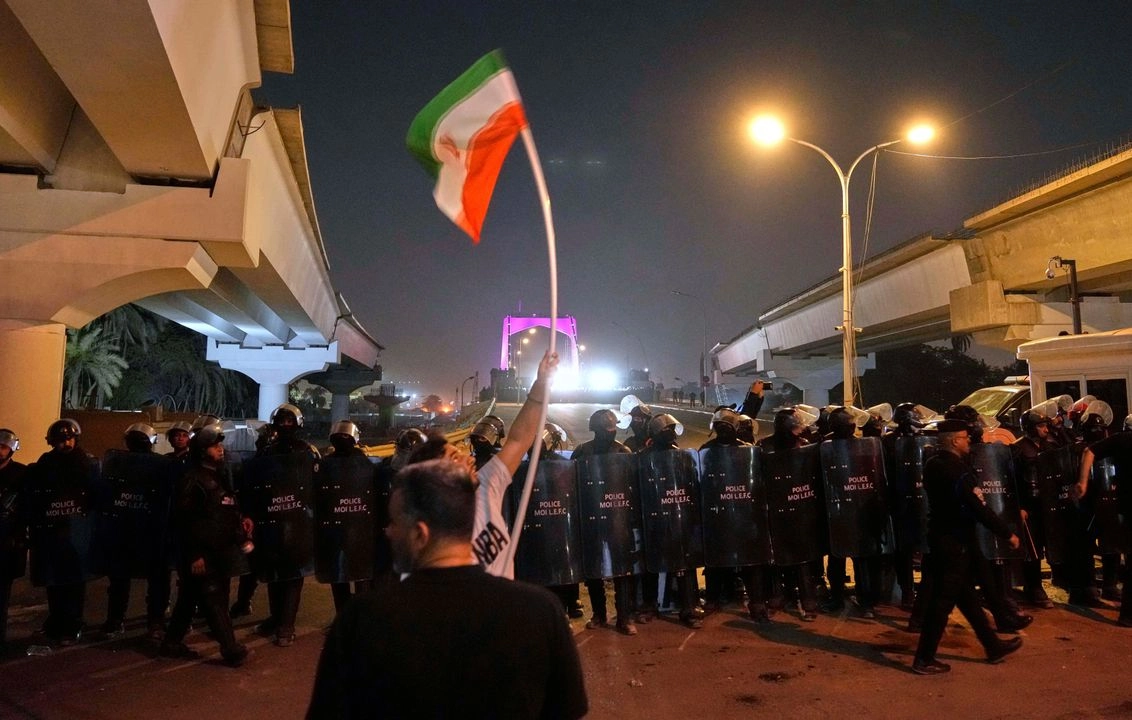 El presidente republicano presionó a Irán mientras se reunía con su equipo de seguridad nacional en la Sala de Manejo de Emergencias de la Casa Blanca para discutir el complicado camino a seguir tras los devastadores ataques de Israel, que el primer ministro israelí Benjamin Netanyahu prometió mantener “tantos días como sea necesario” para desmantelar el programa nuclear de Irán. Foto 