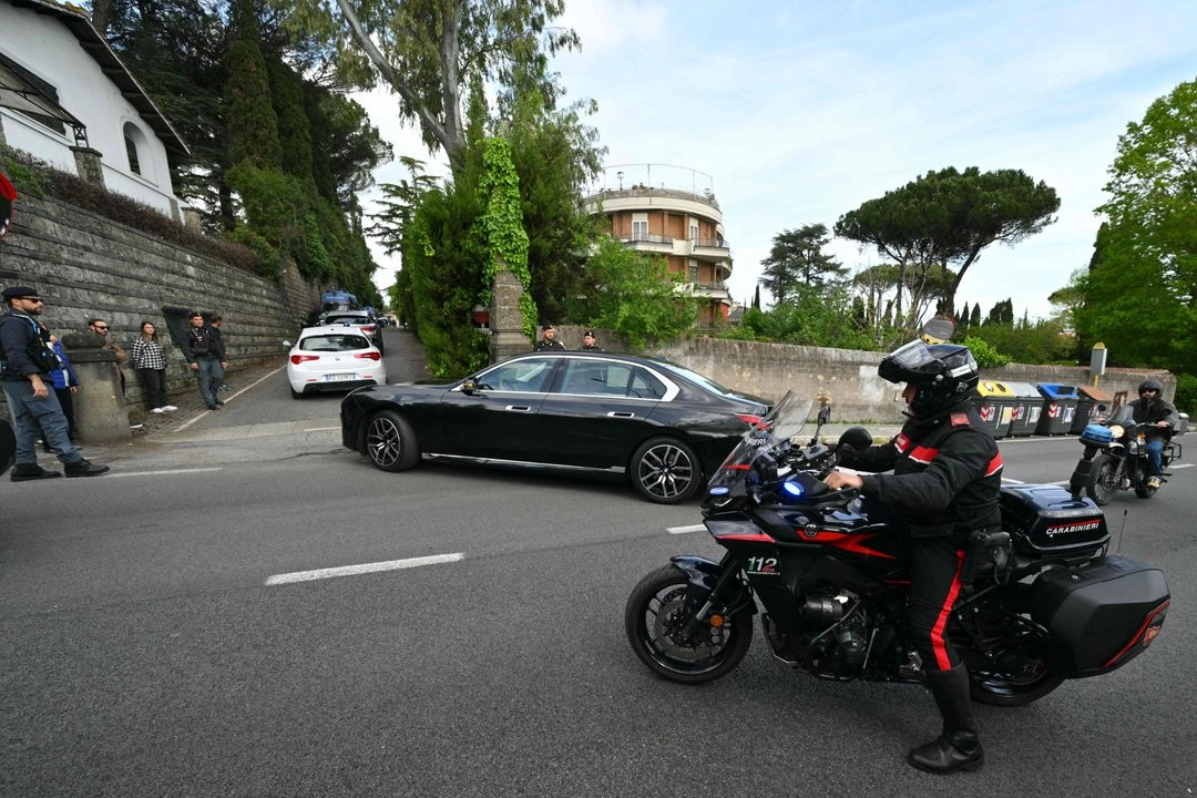 La policía italiana escolta vehículos en una de las entradas de la embajada de Omán en Roma, donde se celebrará una segunda ronda de conversaciones nucleares entre Irán y Estados Unidos el 19 de abril de 2025. 