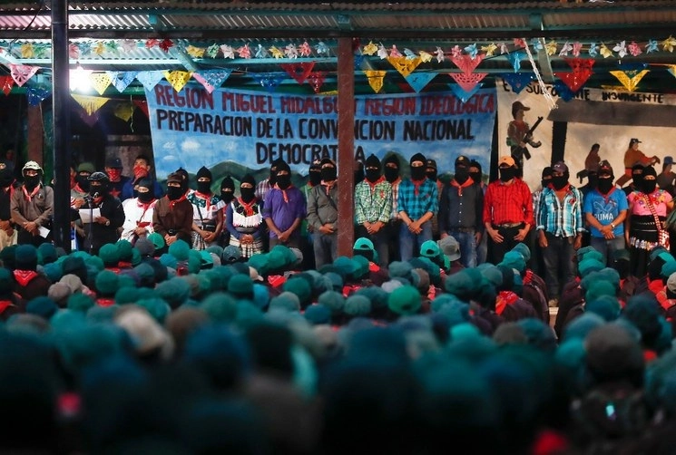 La comandancia del EZLN y bases de apoyo. Foto Víctor Camacho / Archivo