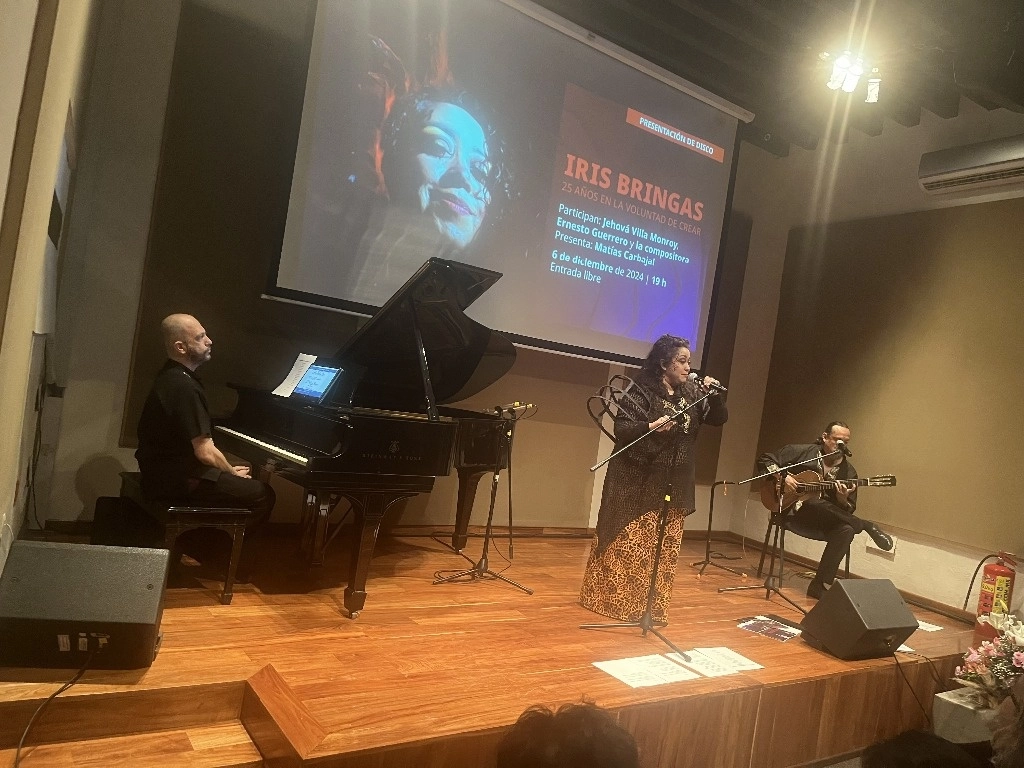 La noche del viernes en el auditorio Murray Schafer, la artista vocal interpretó sus canciones más emblemáticas en formato acústico para conmemorar sus 25 años de trayectoria. Foto cortesía de la Fonoteca Nacional 